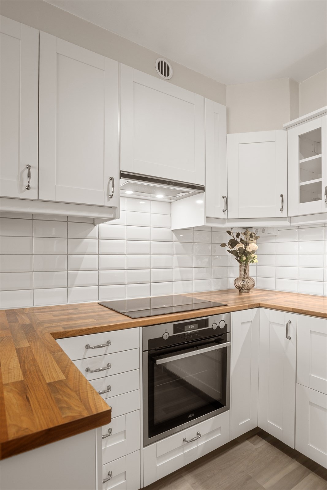 Praktiske metroflis over kjøkkebenk for enkelt renhold Galleribilde