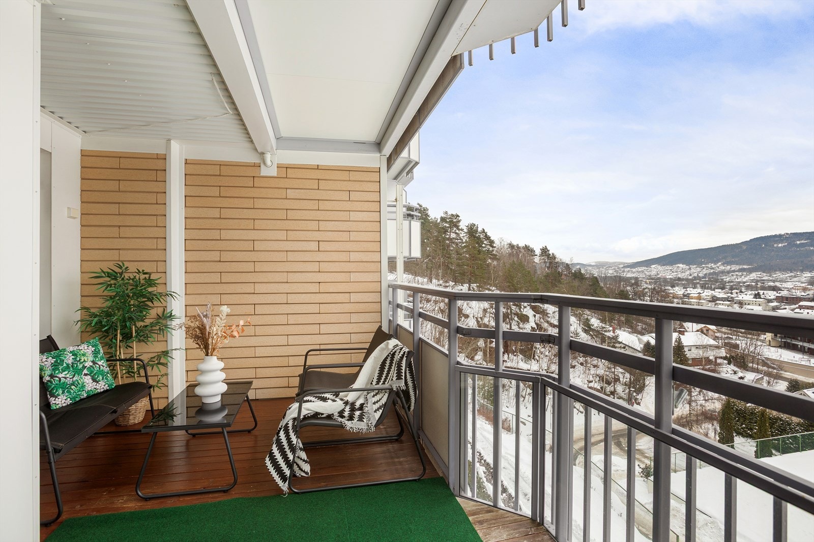 Verandaen er takoverbygget og lun Galleribilde