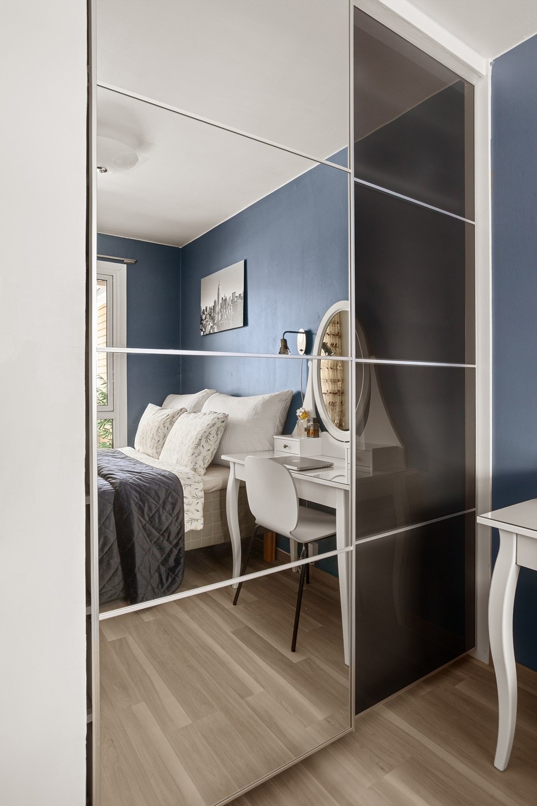 Soverommet har skyvedørsgarderobe med speilfronter Galleribilde