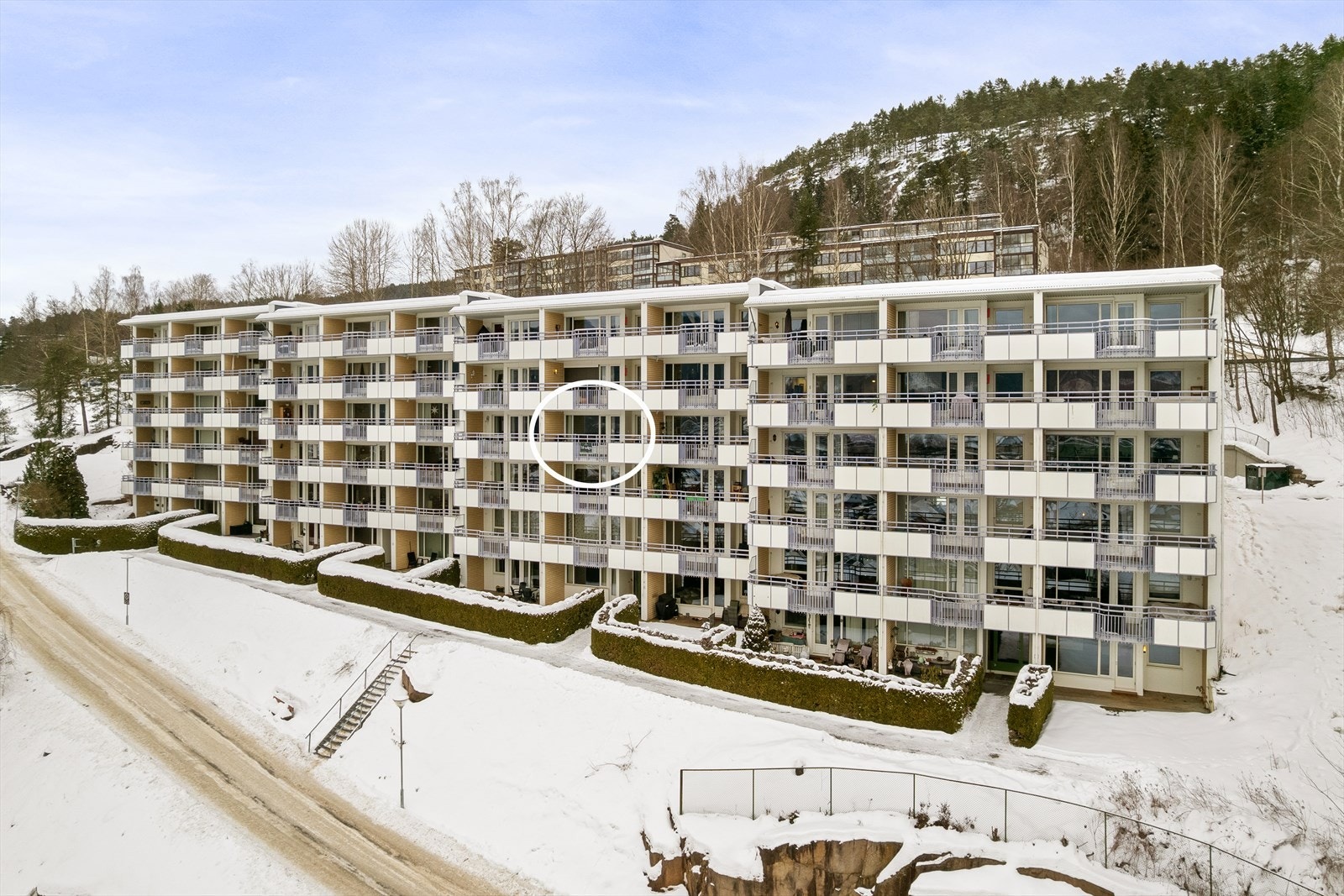 Leiligheten ligger i husets 4. etasje fra fremside, og 1. etasje fra baksiden Galleribilde