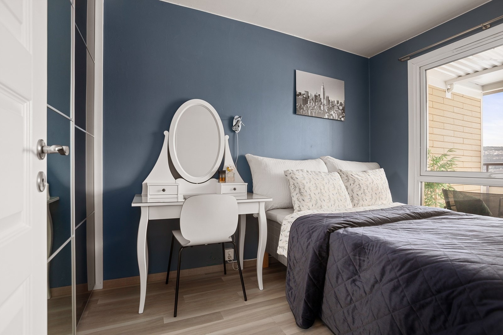 Leiligheten har et fint soverom Galleribilde