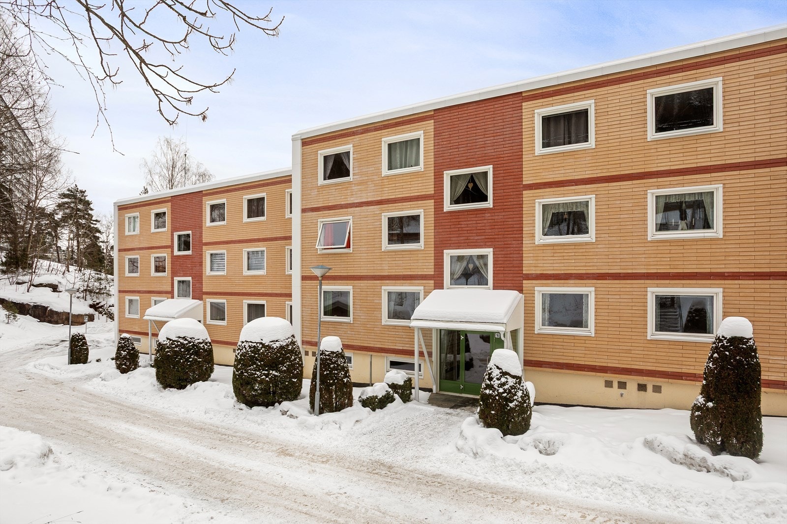 Velkommen hjem! Leiligheten har få trappetrinn opp til leilighetsplan fra inngangsside, men oppleves som 4. etasje fra forsiden Galleribilde