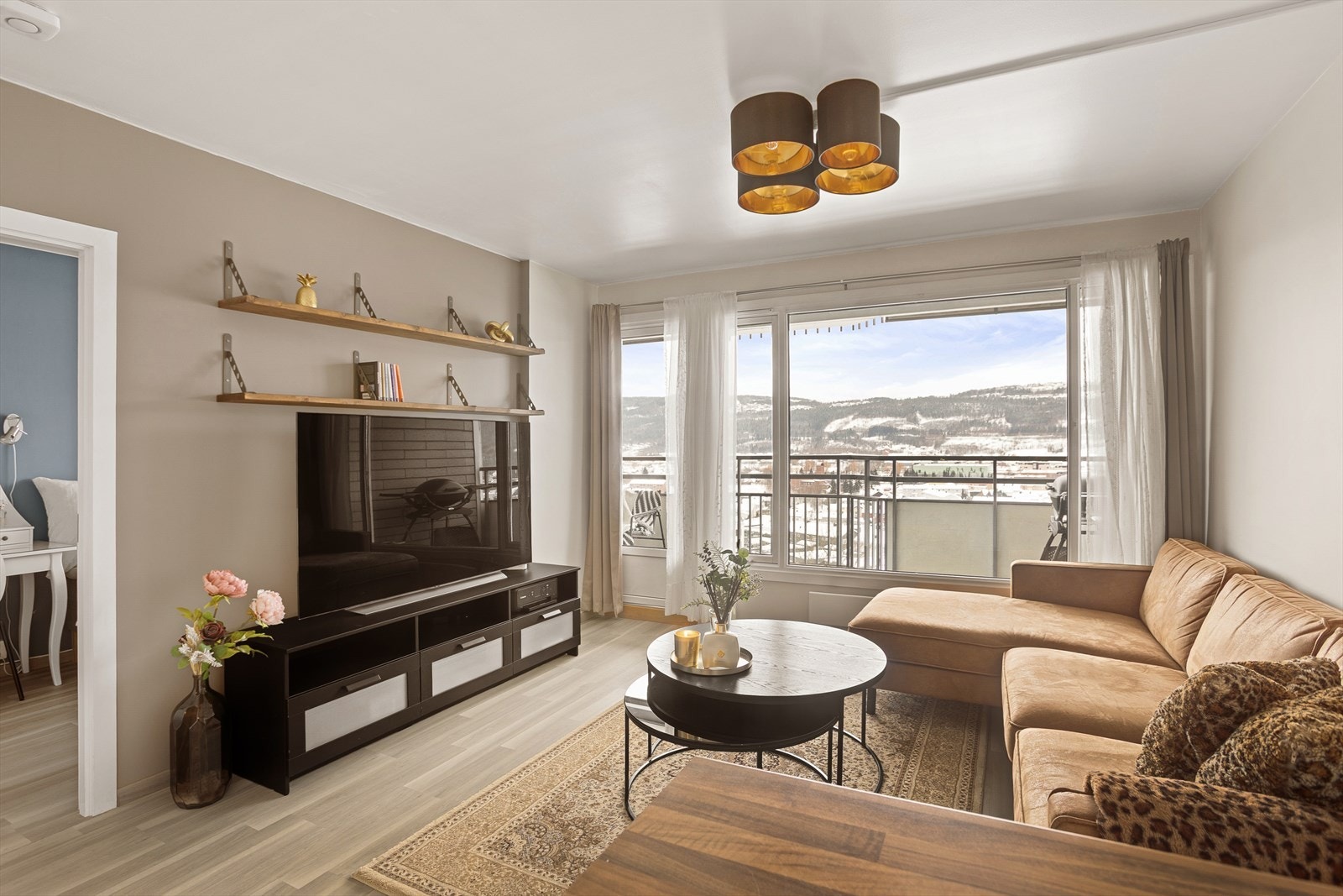 Stuen har store vinduer som gir rikt med lysinnslipp Galleribilde