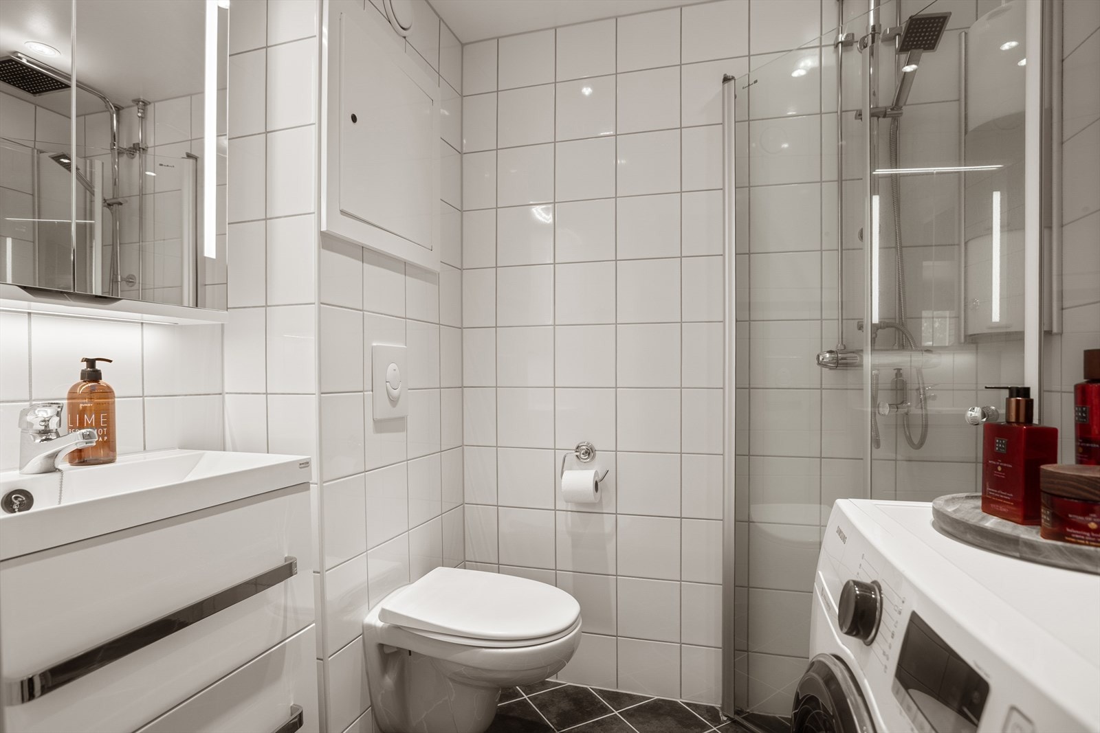 Leiligheten har helfliset og fint bad Galleribilde