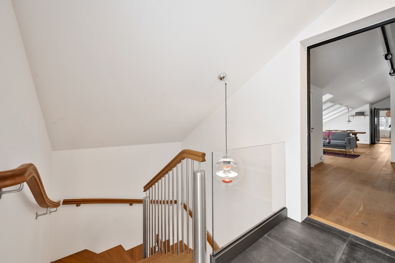 Fra trapperommet er det adkomst boligens loftetasje Galleribilde