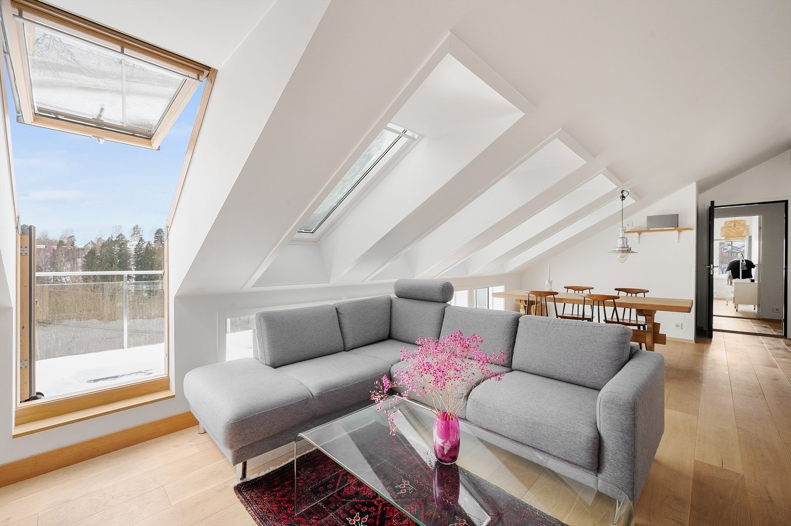 Gode møbleringsmuligheter for sofagruppe, samt medie- og oppbevaringsmøblement Galleribilde