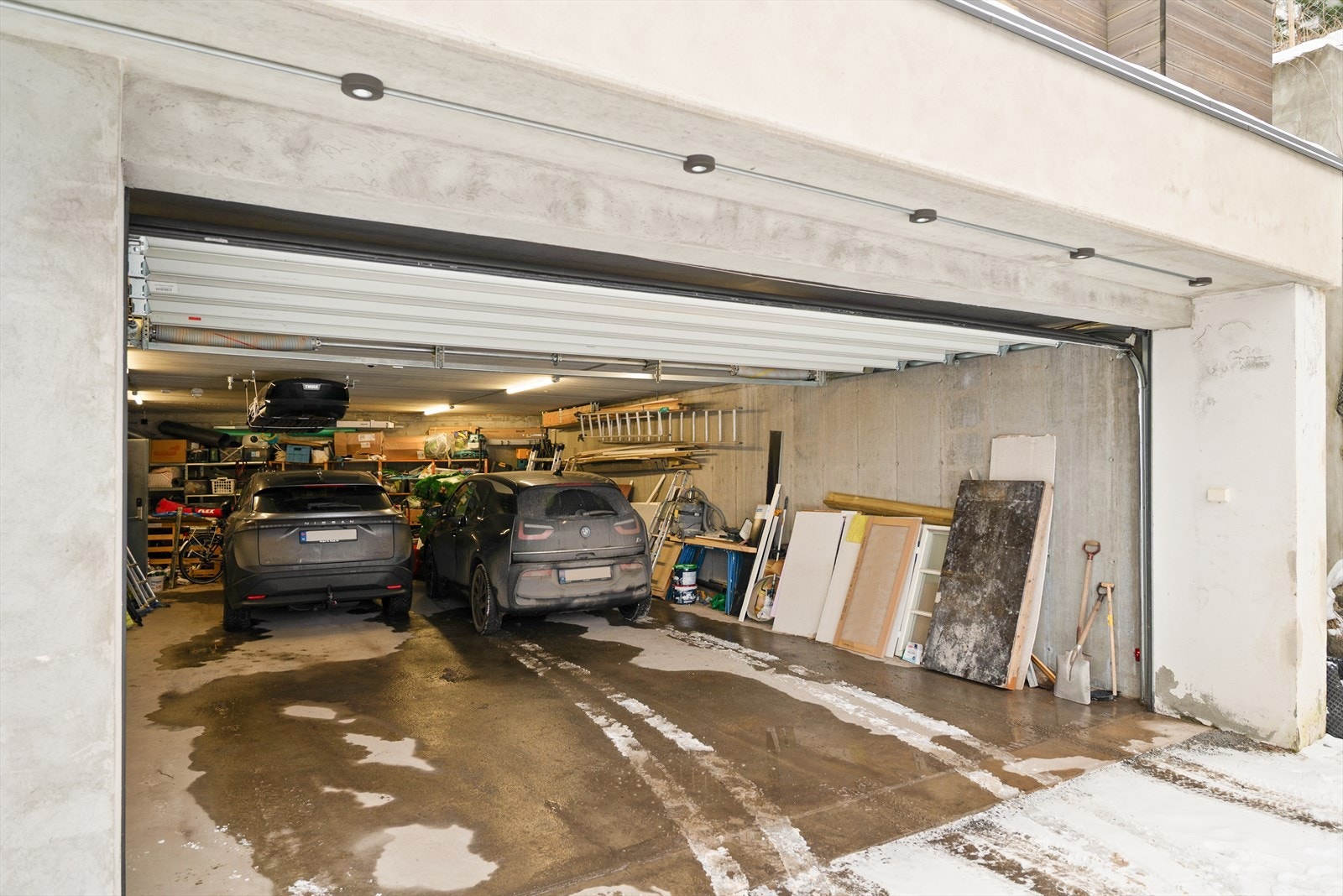 Stor dobbelgarasje med parkeringsplasser Galleribilde
