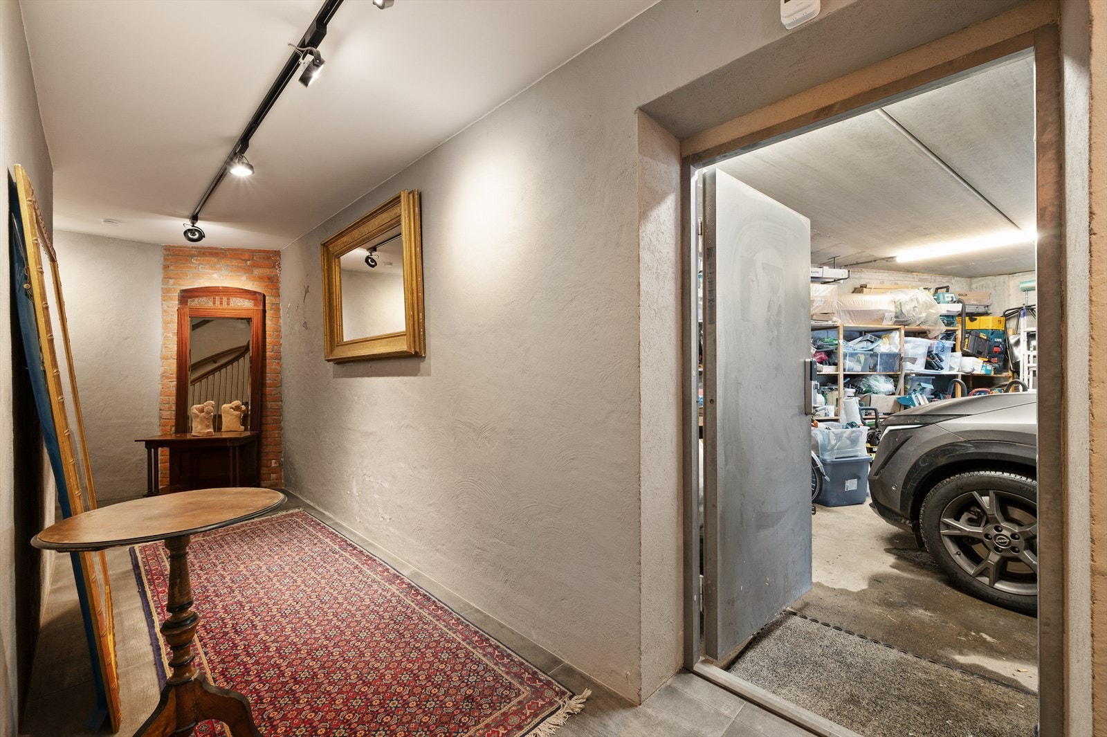 Det er direkte adkomst inn til boligen fra garasjen Galleribilde