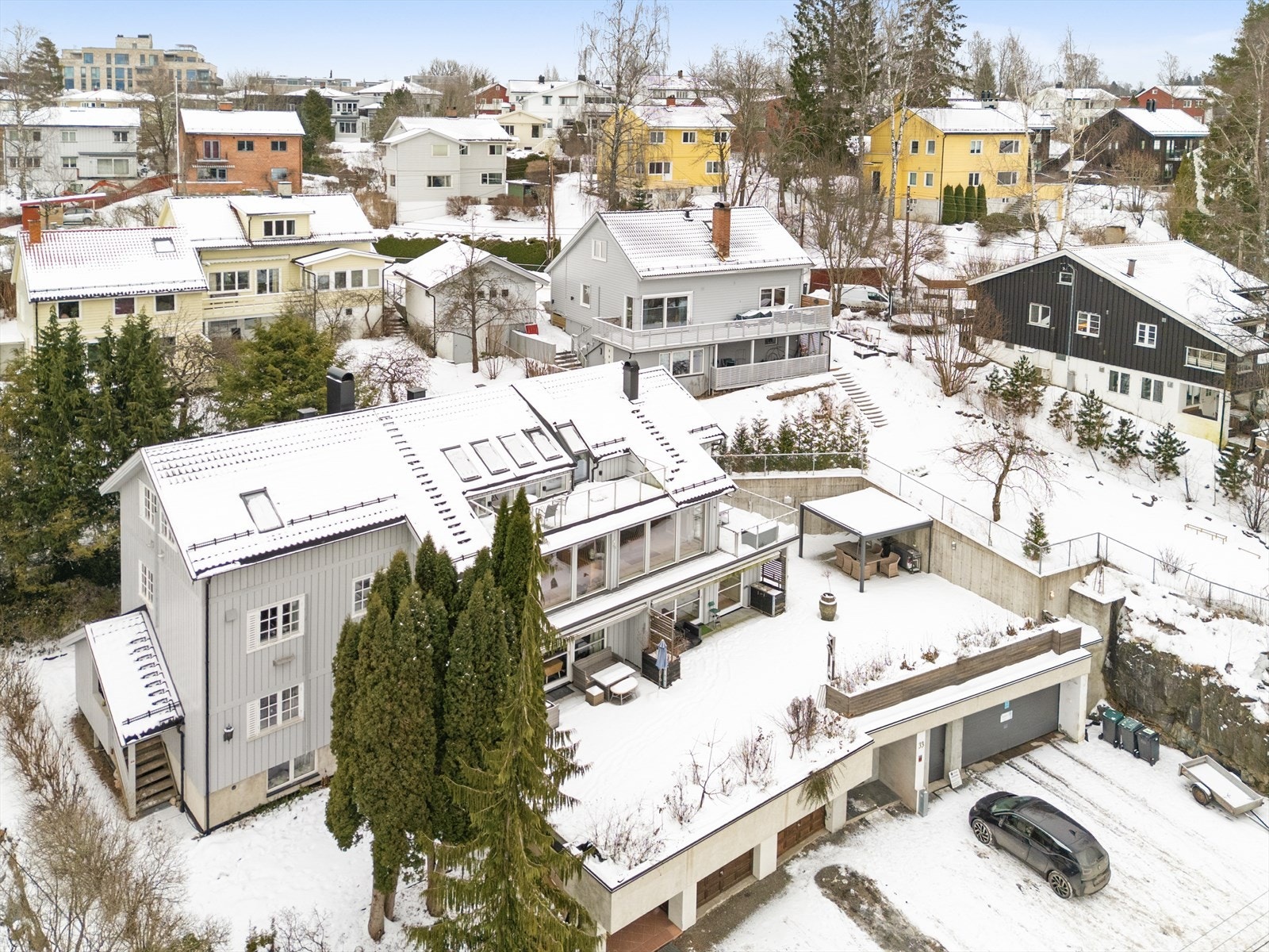 Velkommen til Kristian Auberts vei 33, en meget romslig halvpart av tomannsbolig Galleribilde
