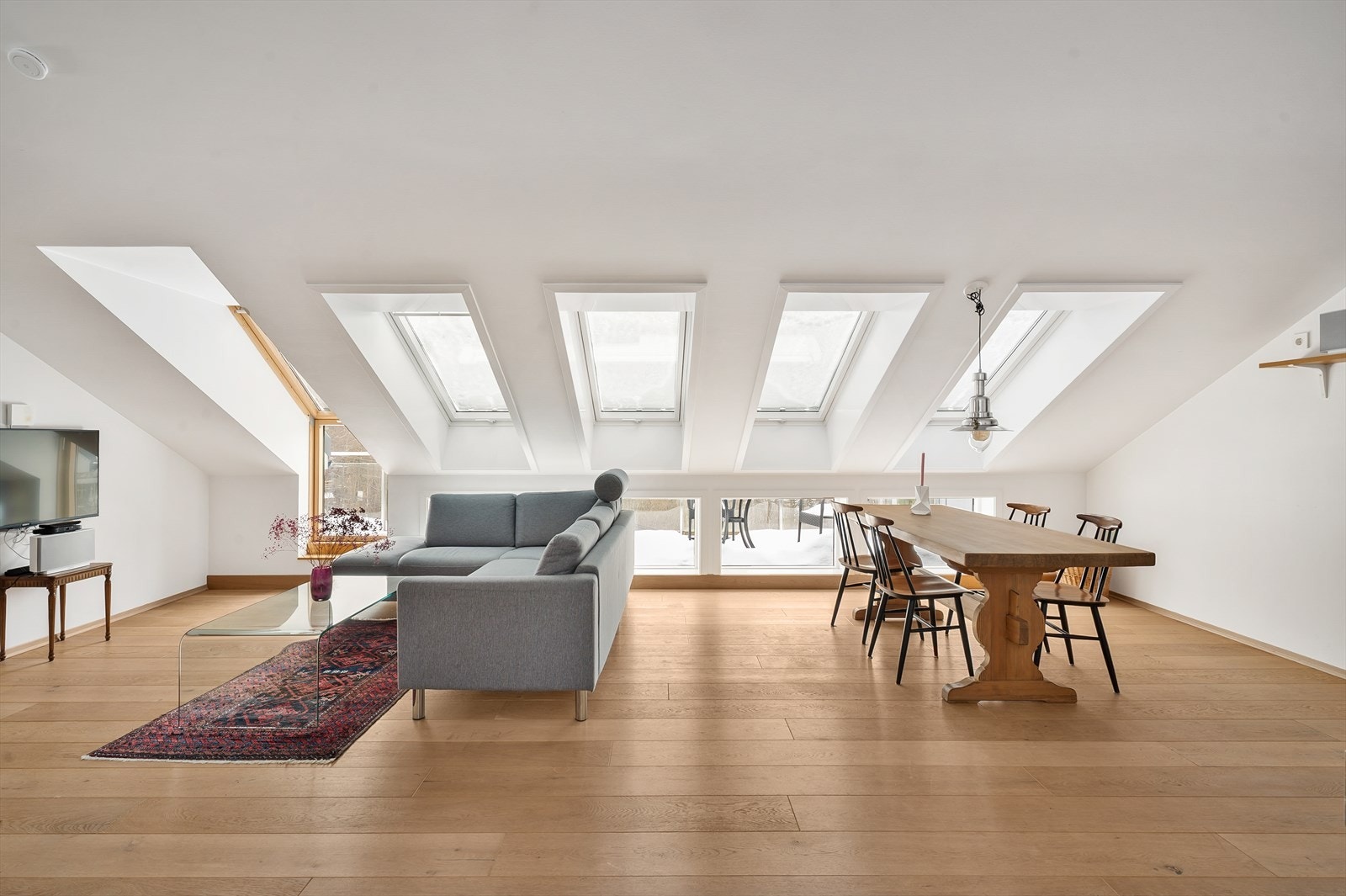 Loftstuen har skråtak, takvinduer og rikelig med naturlig lysinnslipp Galleribilde