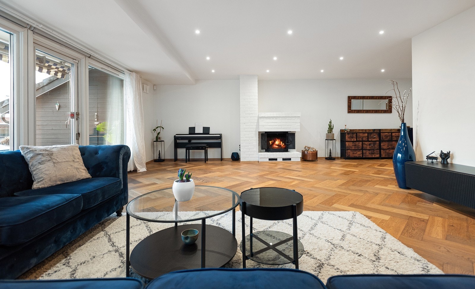 Stuen er romslig og fleksibel med flere naturlige soner, og gir god plass til sofagruppe, spisebord, lounge og medie- og oppbevaringsmøblement Galleribilde