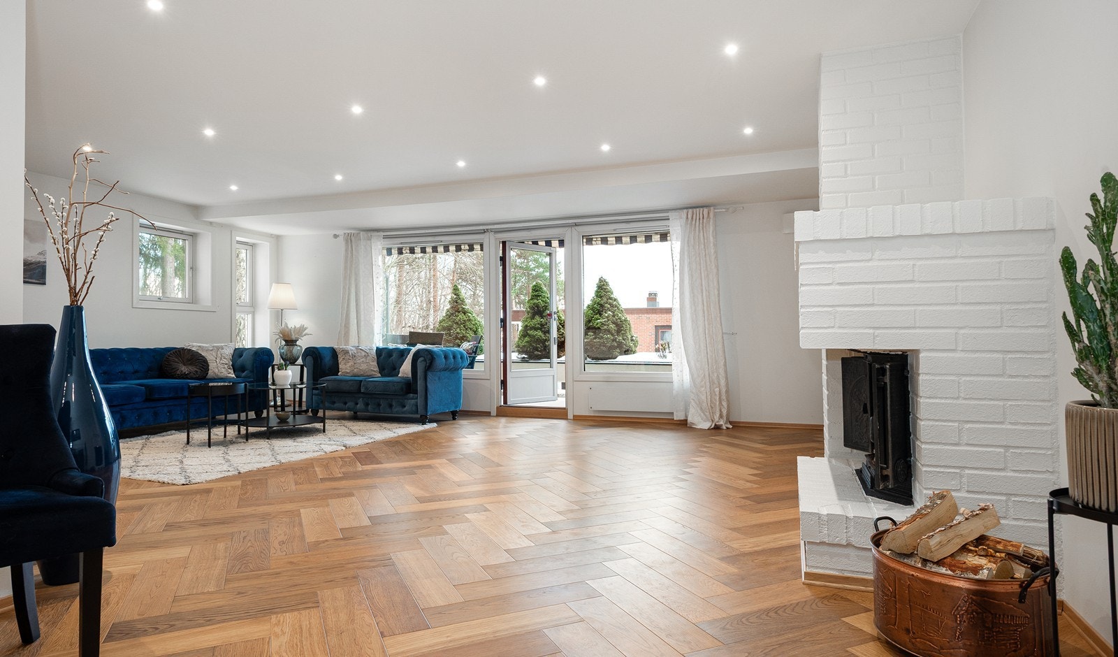 Stor og luftig stue med utgang til balkong og lysinnslipp fra to himmelretninger Galleribilde