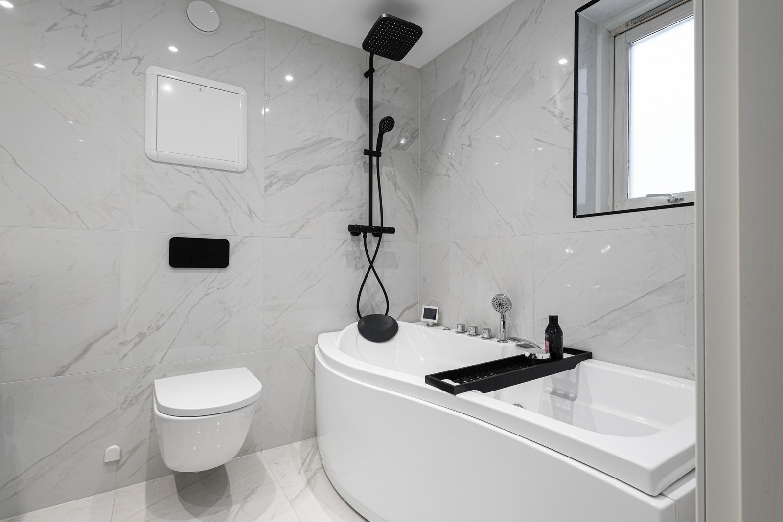 Badene har skapinnredninger fra Vikingbad, dusjløsninger fra Grohe og vegghengte toaletter fra Villeroy & Boch Galleribilde