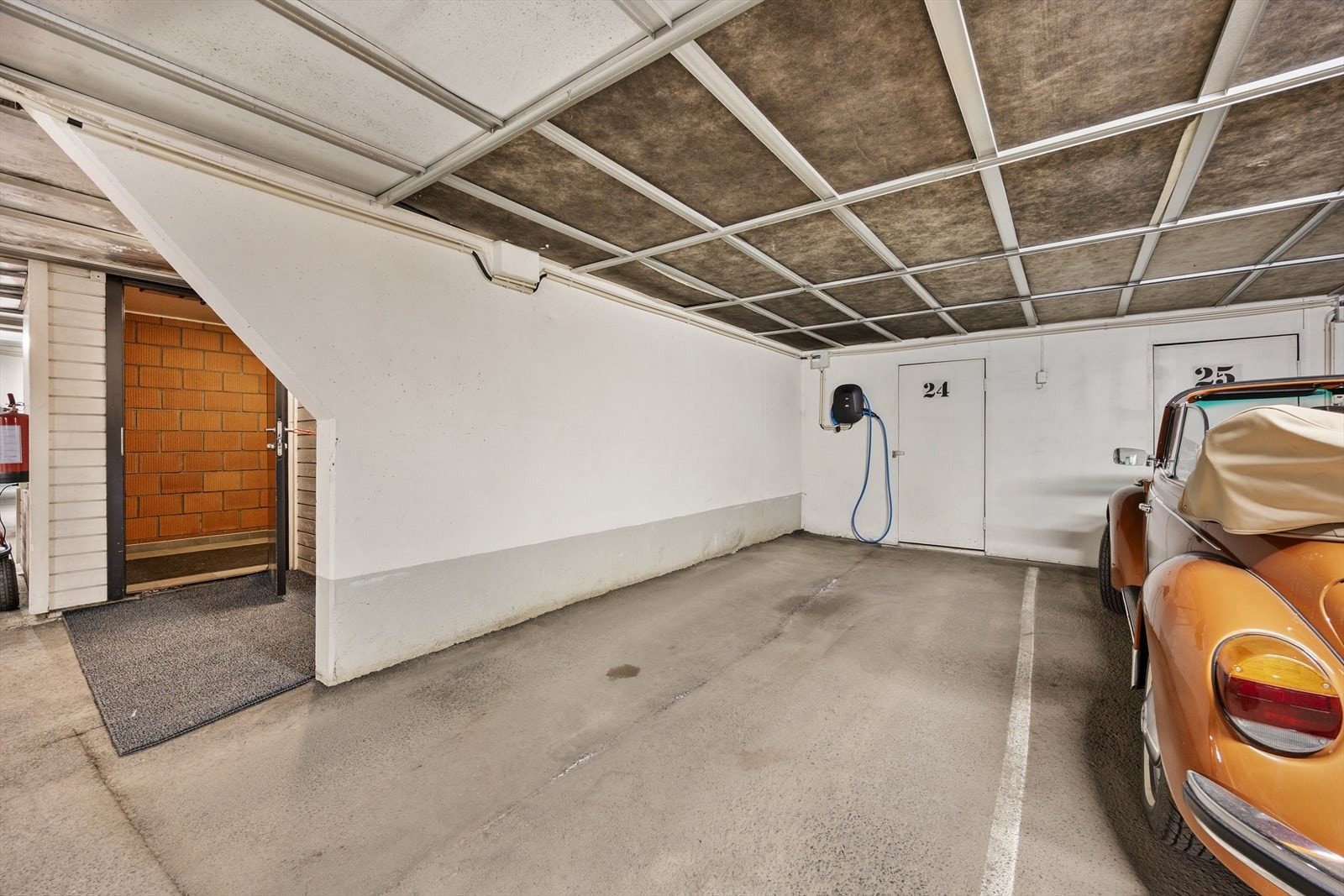 Parkeringsplass med lader og kort vei til heisen Galleribilde