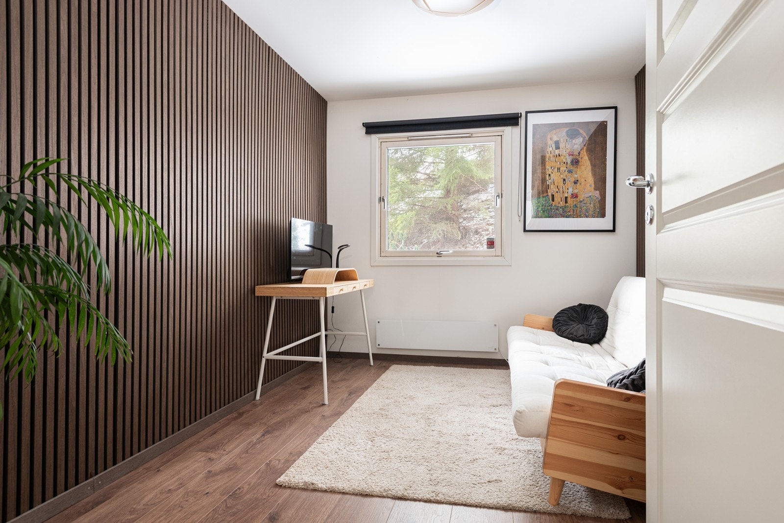 Usjenert soverom med tidsriktig spilevegg Galleribilde