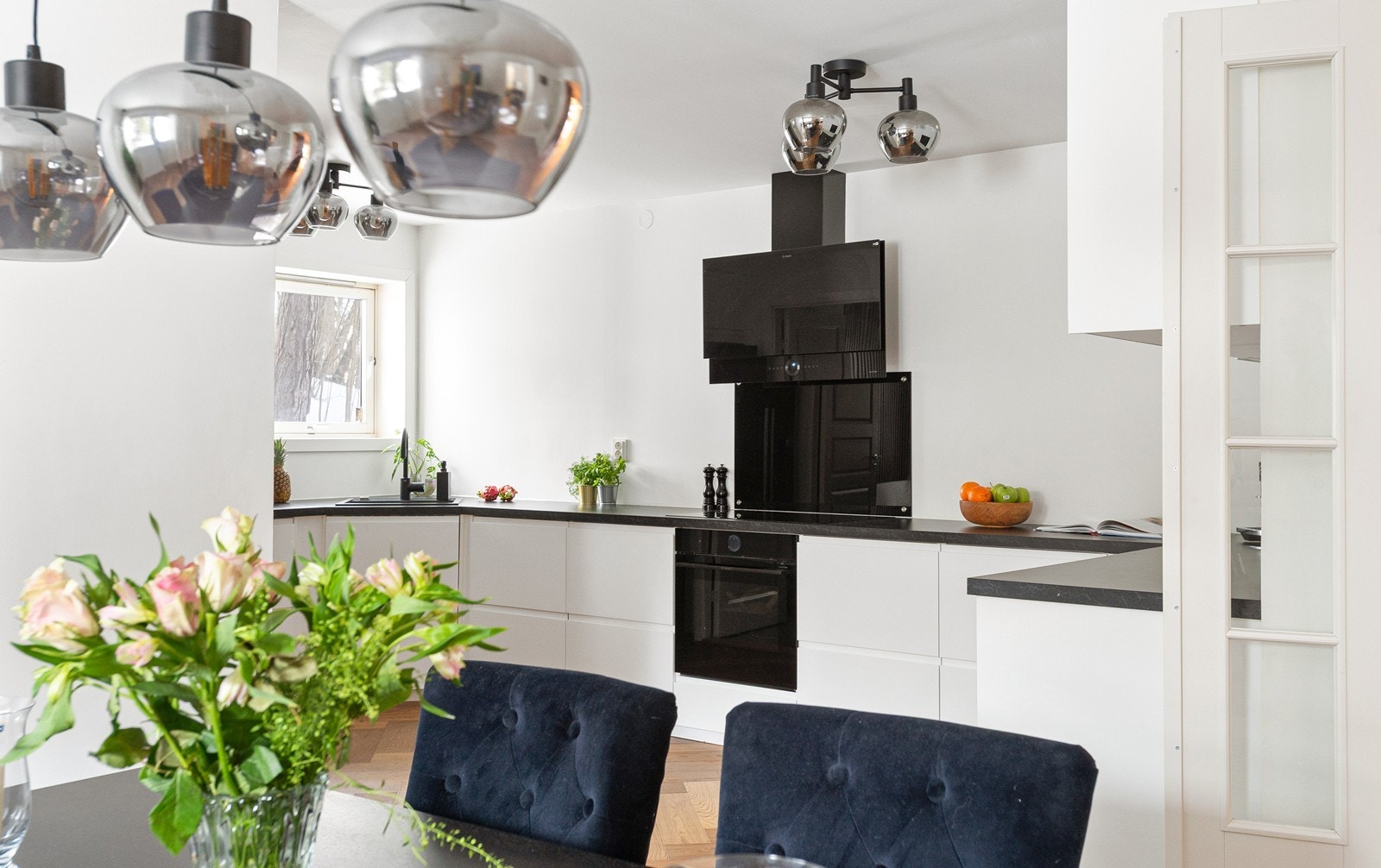 Rommet fremstår stilrent og gjennomført med fiskebensparkett i eik og slette, malte veggflater - i tråd med boligens helhetlige uttrykk etter oppgraderingen i 2023 Galleribilde