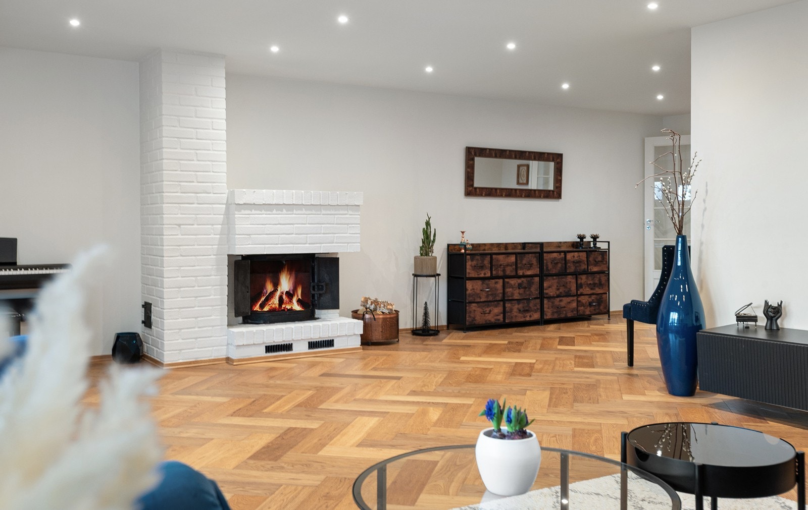 Leiligheten ble omfattende oppusset i 2023, og det er gjort flere gode oppgraderinger som både øker komforten, og gir leiligheten et moderne, gjennomført preg Galleribilde