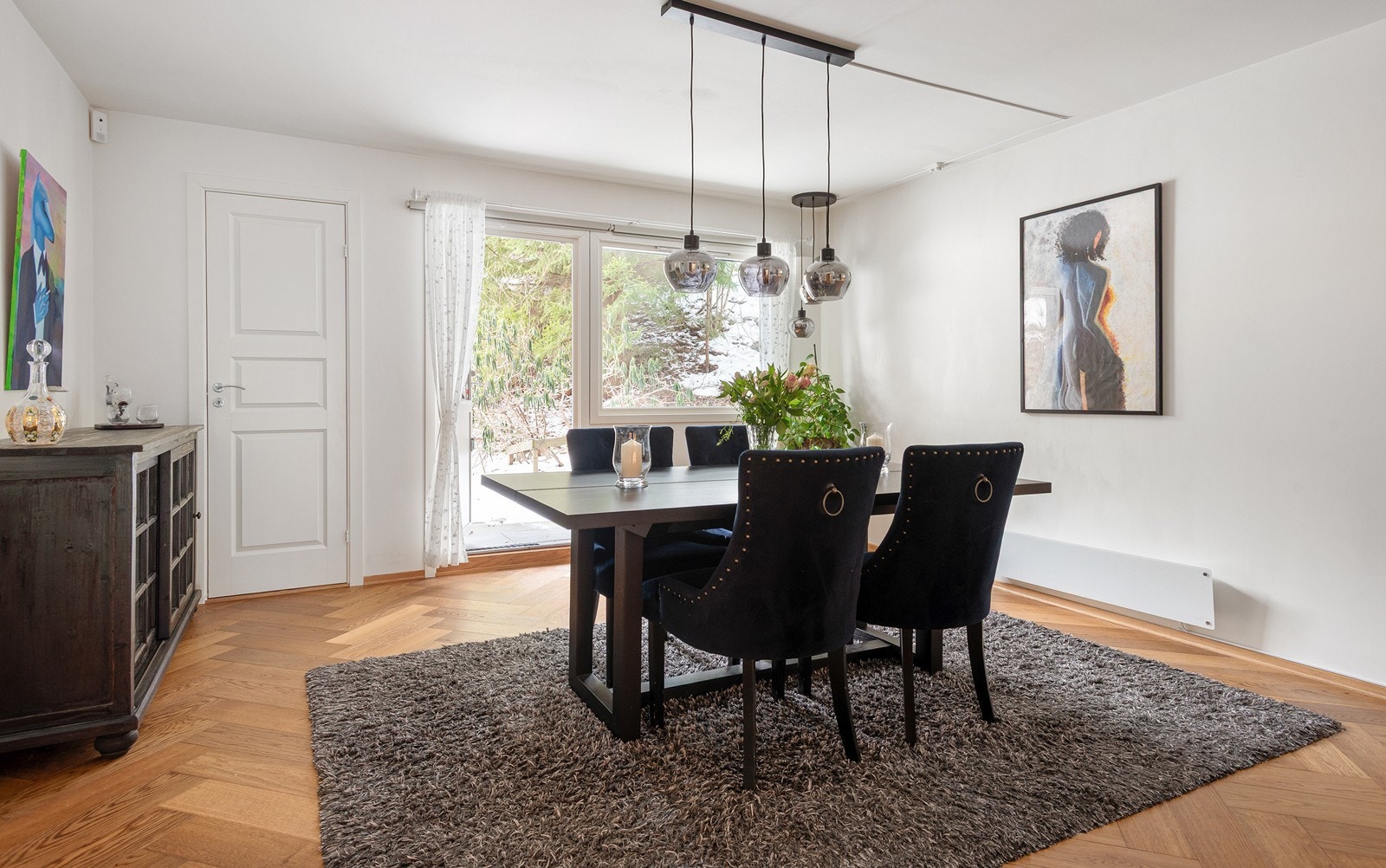 Stort og velutstyrt kjøkken fra 2023 med tilhørende spisestue, gode lysforhold og utgang til terrasse Galleribilde