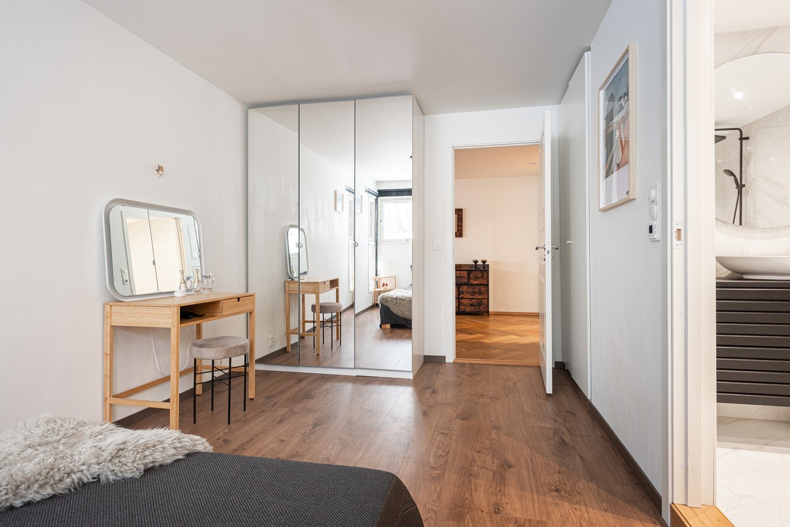 Soverommet har gode oppbevaringsmuligheter i to garderobeløsninger Galleribilde