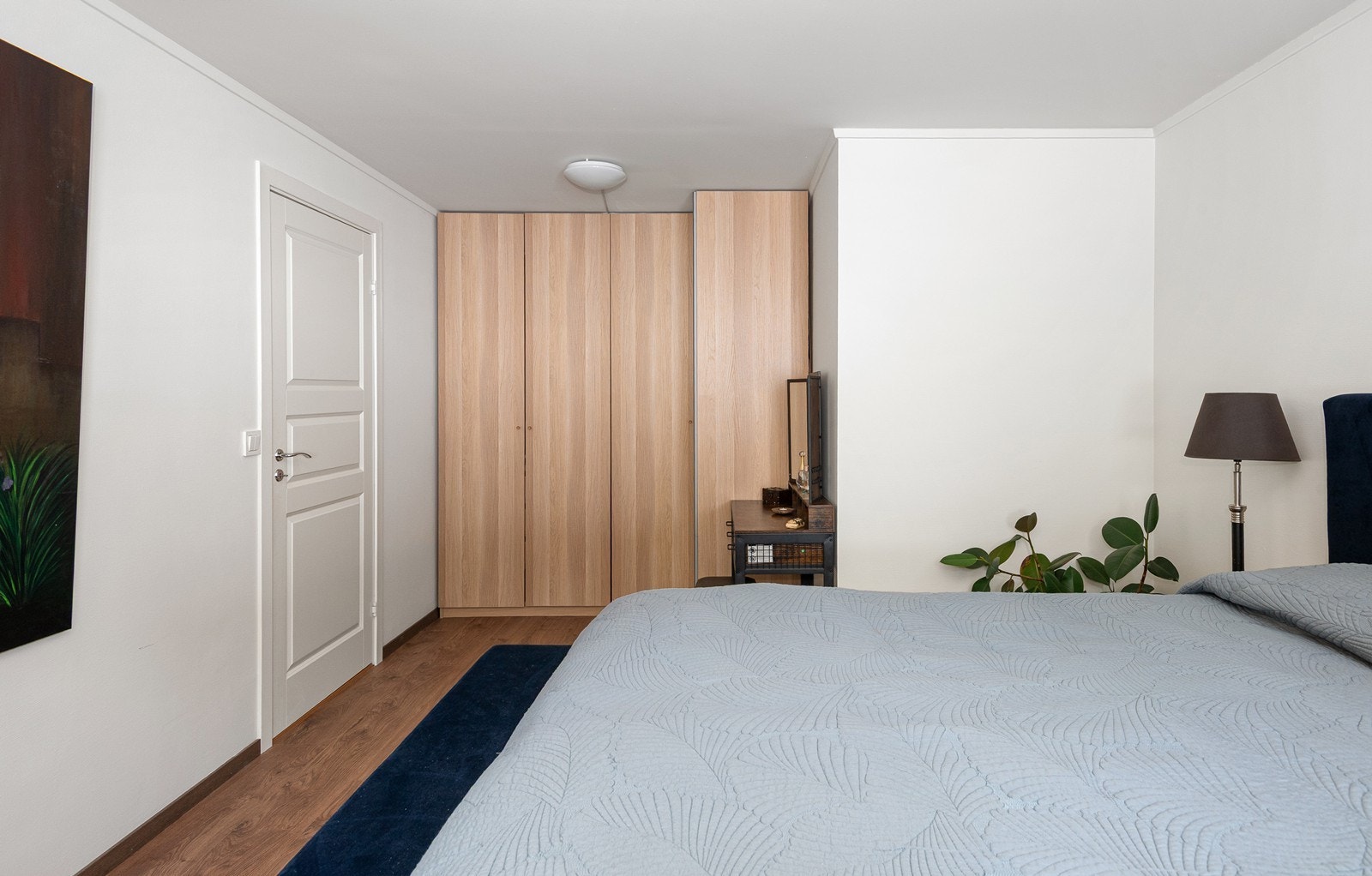 Stort hovedsoverom med gode møbleringsmuligheter og en god garderobeløsning Galleribilde