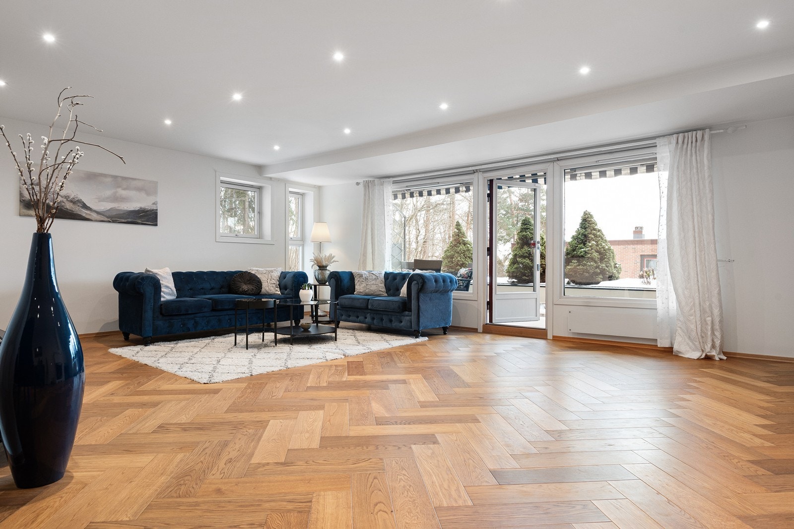 Store vindusflater sørger for rikelig med naturlig lys og en god romfølelse Galleribilde