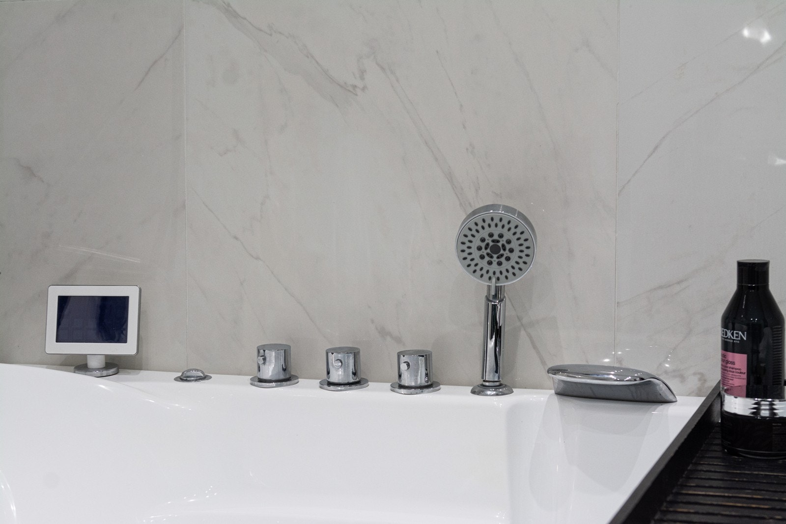 Boblebadekar med regnfallsdusj, hånddusj og digitalt kontrollpanel Galleribilde