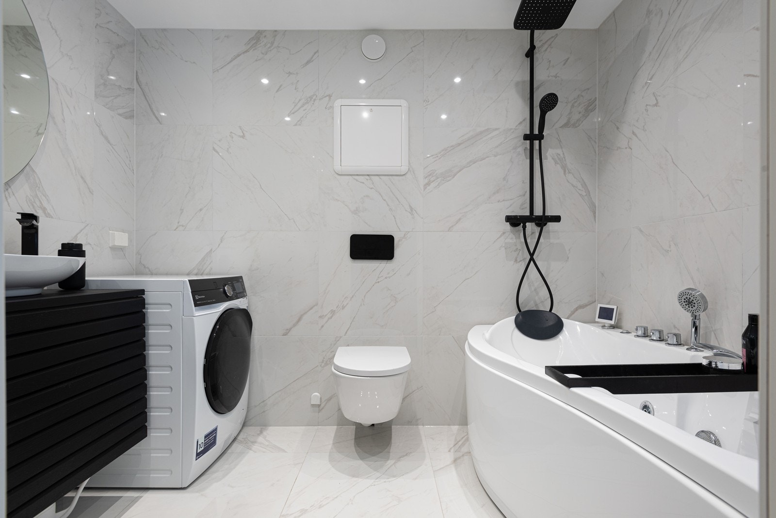 Leiligheten inneholder to delikate bad, begge pusset opp i 2023 med gjennomført materialvalg og et eksklusivt uttrykk Galleribilde