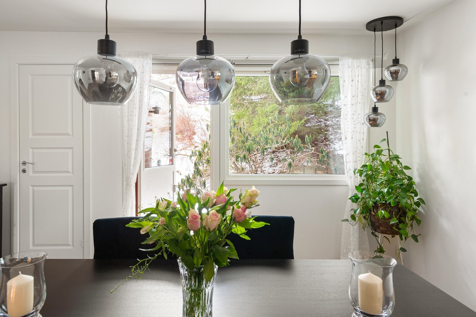 Kjøkkenet har god plass til langbord, ideelt for både hverdagsmiddager og selskaper Galleribilde