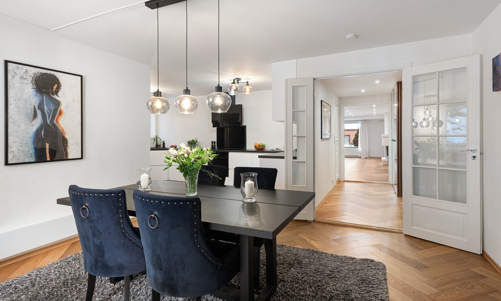 Kjøkkenet ligger i fin forlengelse av stuen og kan lukkes med tofløyet glassdør, noe som gir fleksibilitet mellom åpen og mer avskjermet løsning Galleribilde