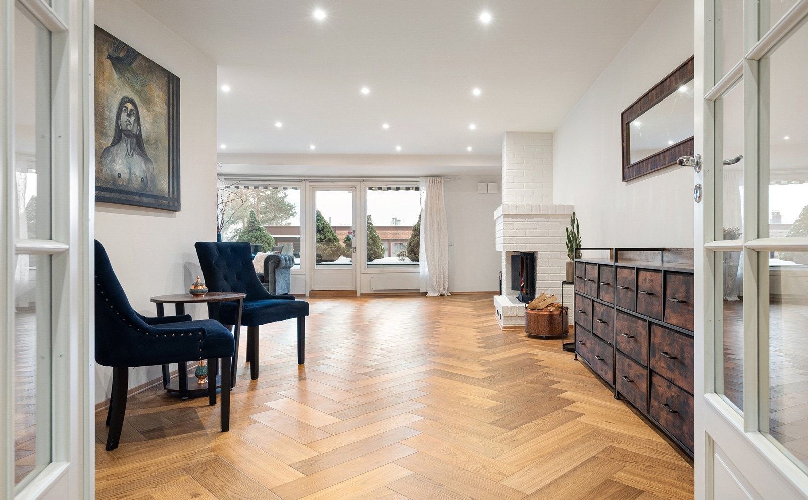 Entreen binder de forskjellige sonene i leiligheten sammen, og får lysinnslipp både fra spisekjøkkenet i den ene enden og stuen i den andre Galleribilde