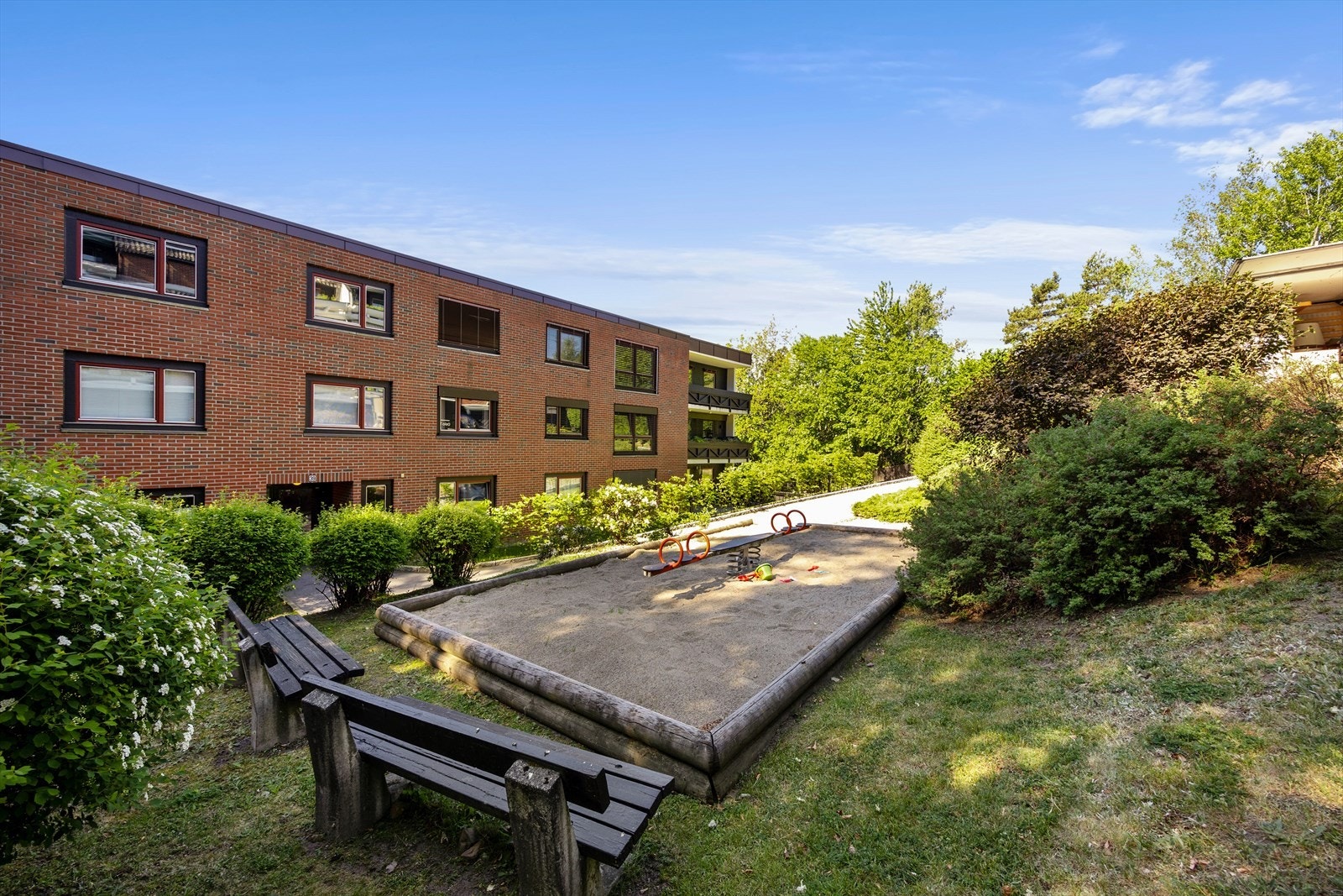 Sameiet har lekeplasser, som gjør området attraktivt både for småbarnsfamilier og for dem som setter pris på gode uteområder når barnebarna er på besøk Galleribilde