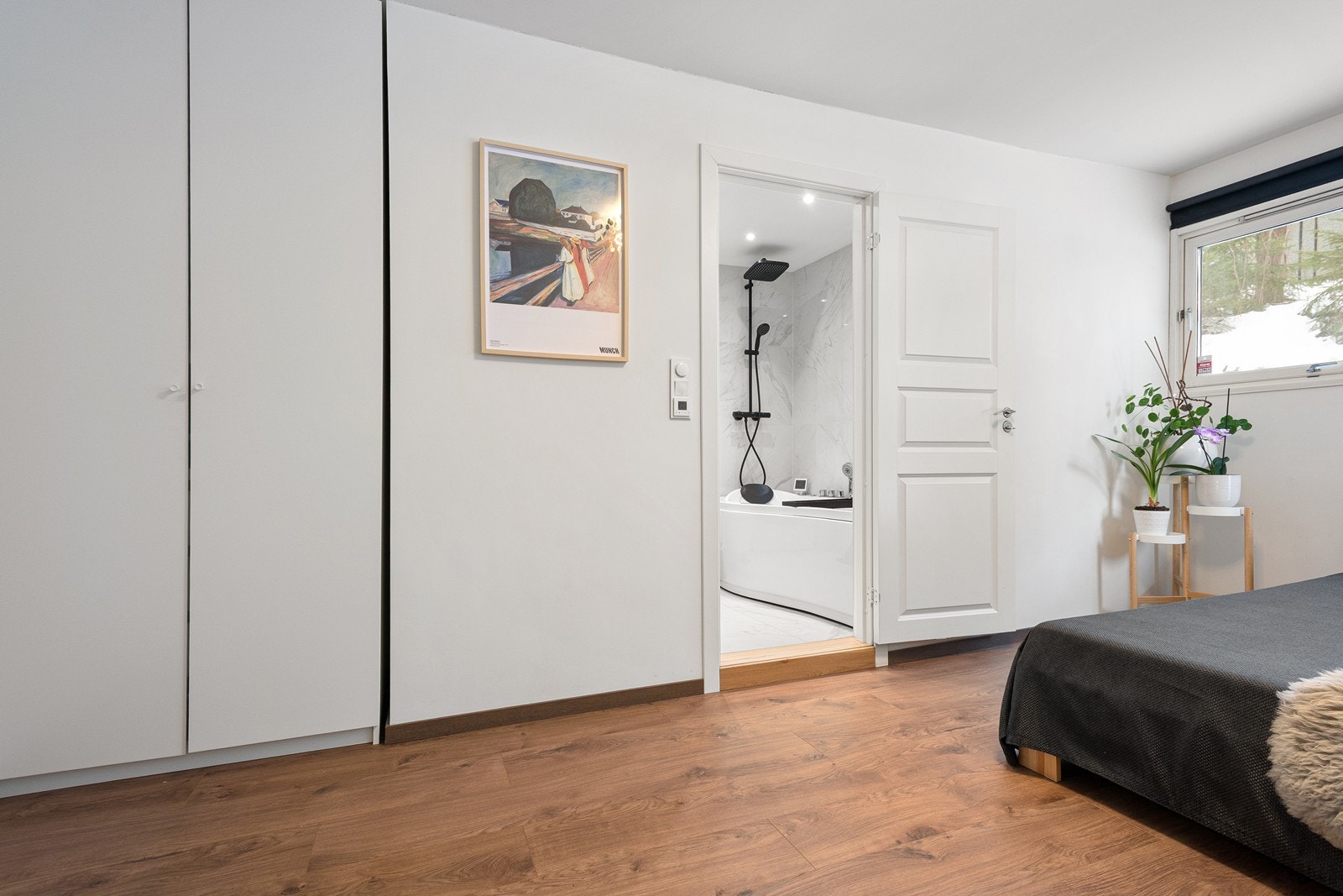 Rommet har direkte adkomst til eget bad Galleribilde