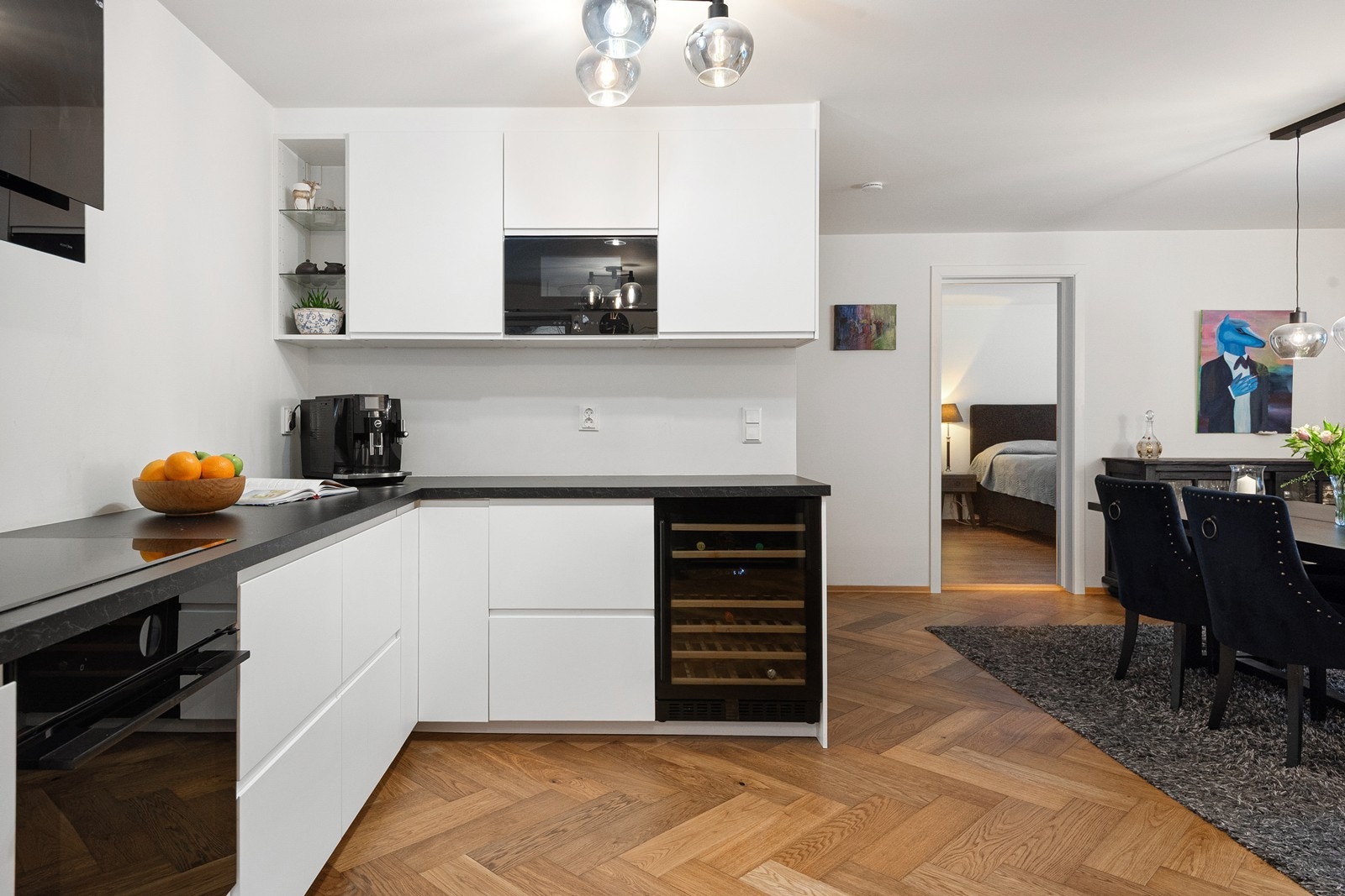 Integrerte hvitevarer fra Bosch (Accent Line), herunder stekeovn, mikrobølgeovn, oppvaskmaskin og kjøl/- fryseskap, suppleres av vinskap fra Temptech Galleribilde