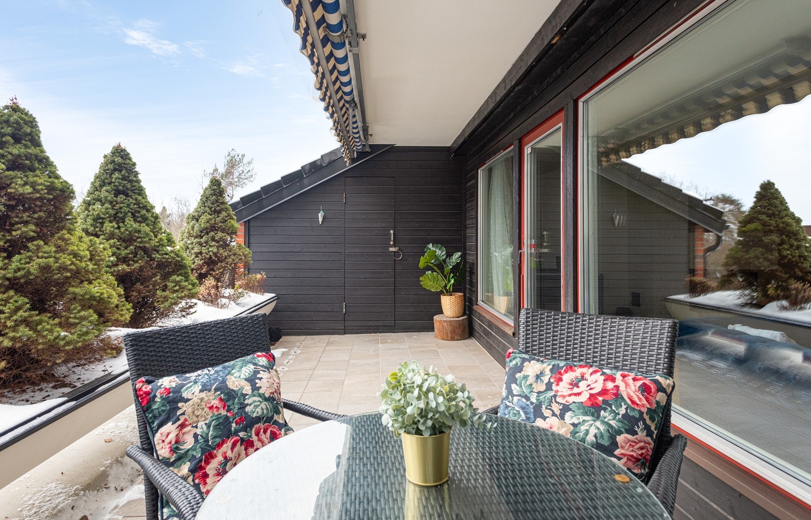 Fra stuen er det utgang til en sydvendt og solrik balkong på ca. 15 kvm med markise og adkomst til bod Galleribilde