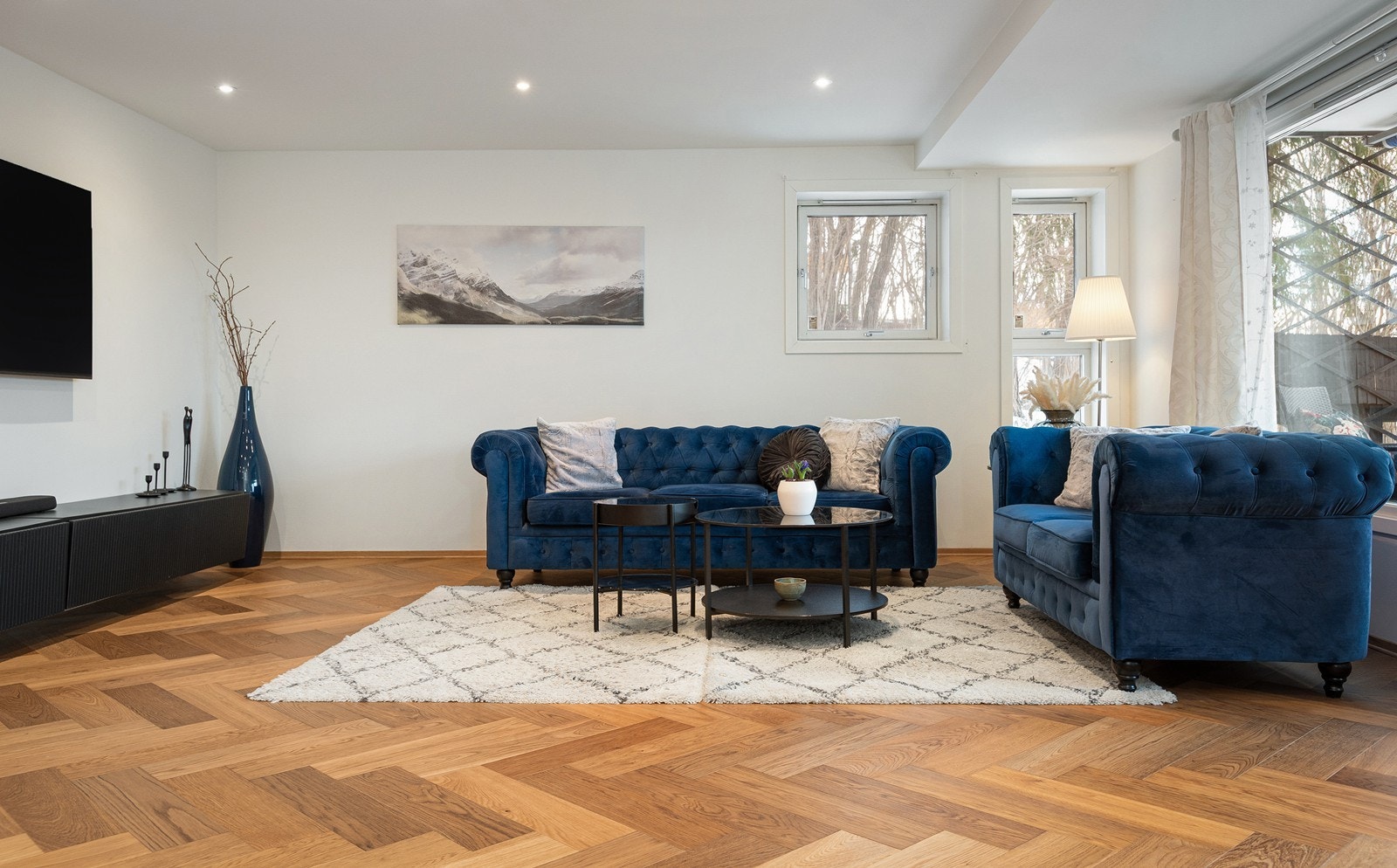 Et sosialt og familievennlig oppholdsrom med plass til både hverdagsliv og hyggelige sammenkomster Galleribilde