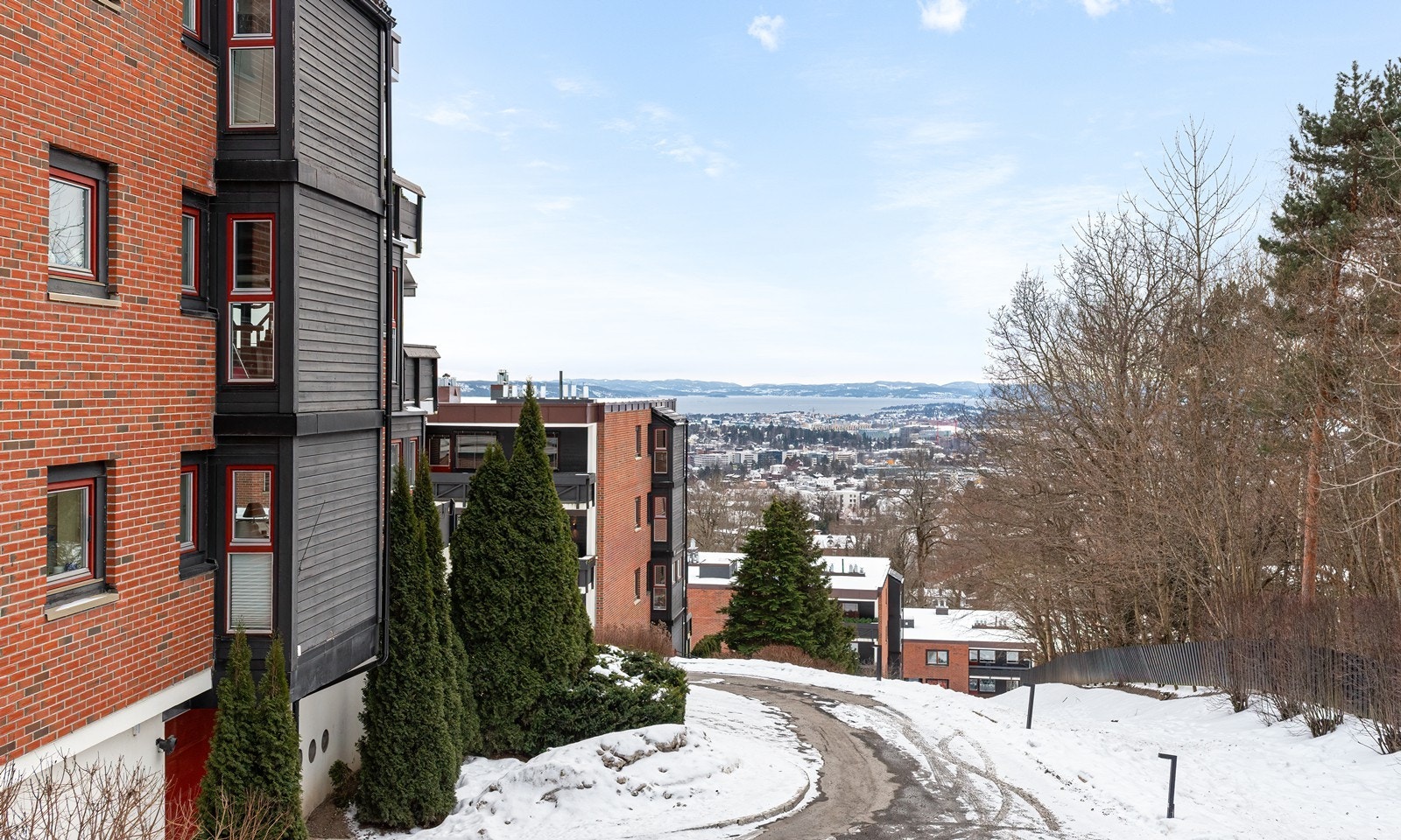 Sameiet er veldrevet og velstelt. Det er varmekabler under asfalten for sameiets hellende områder Galleribilde