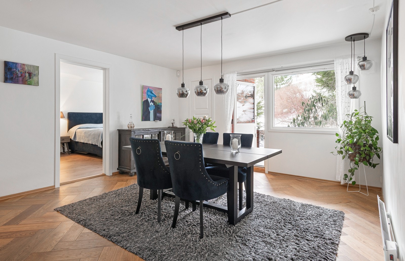 Fra kjøkkenet er det adkomst til en praktisk bod, samt to av leilighetens soverom Galleribilde