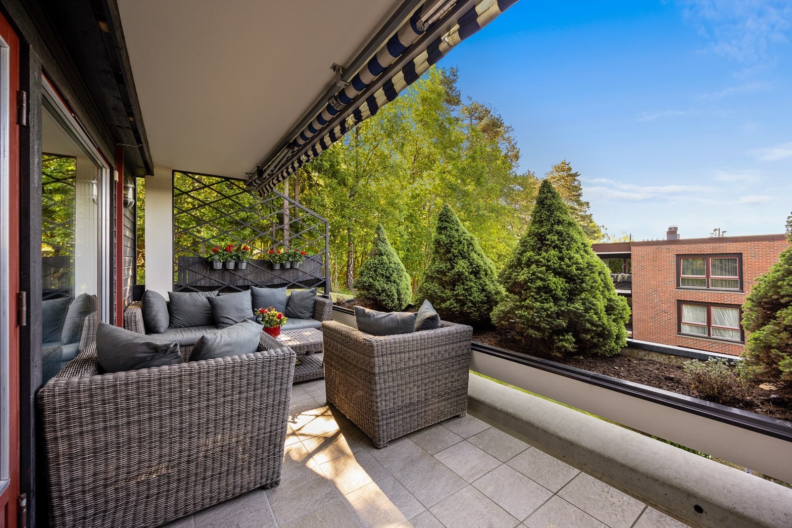 Stor og påkostet hjørneleilighet på 133 kvm med to usjenerte uteplasser Galleribilde