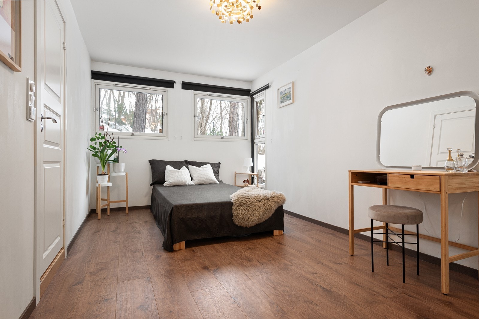 Stort soverom nr 2 med gode lysforhold og fin romfølelse Galleribilde