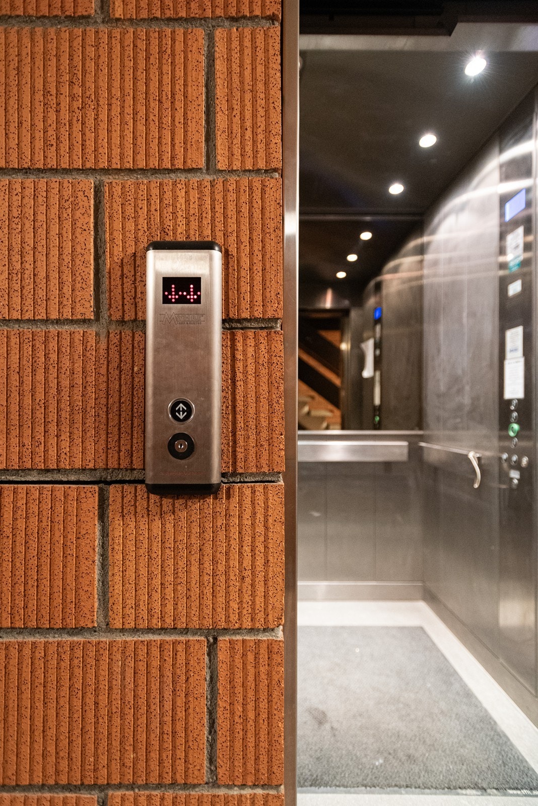 Fra leilighetsplan er det heis direkte ned til garasjeplass med lader og sportsbod Galleribilde