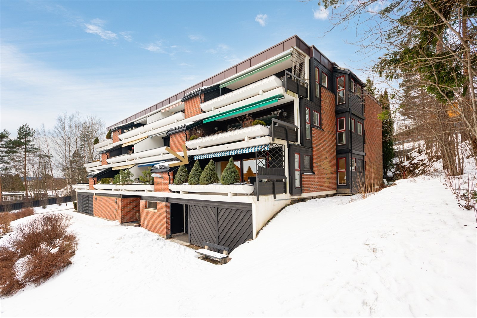 Leiligheten har en attraktiv hjørnebeliggenhet med trappefri heisadkomst, og ligger samtidig høyt over terrenget på byggets fremside Galleribilde