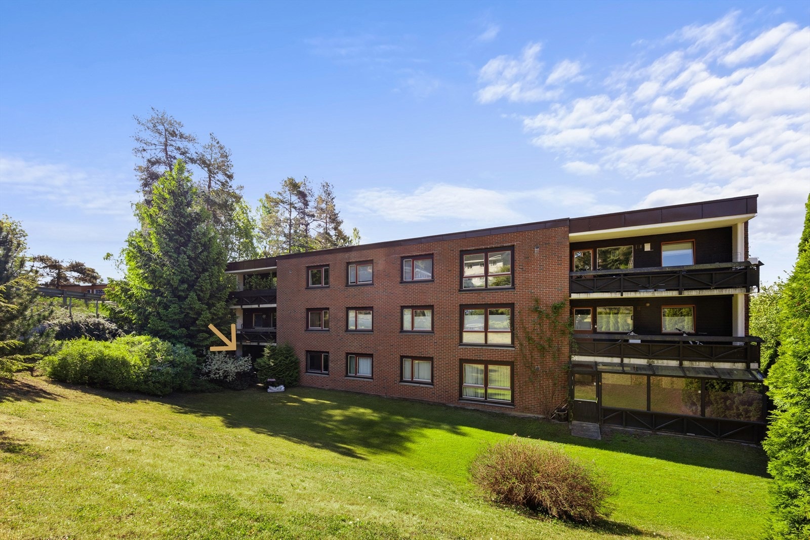 Fra leilighetens markterrasse har man direkte adkomst til sameiets grønne og frodige fellesareal Galleribilde