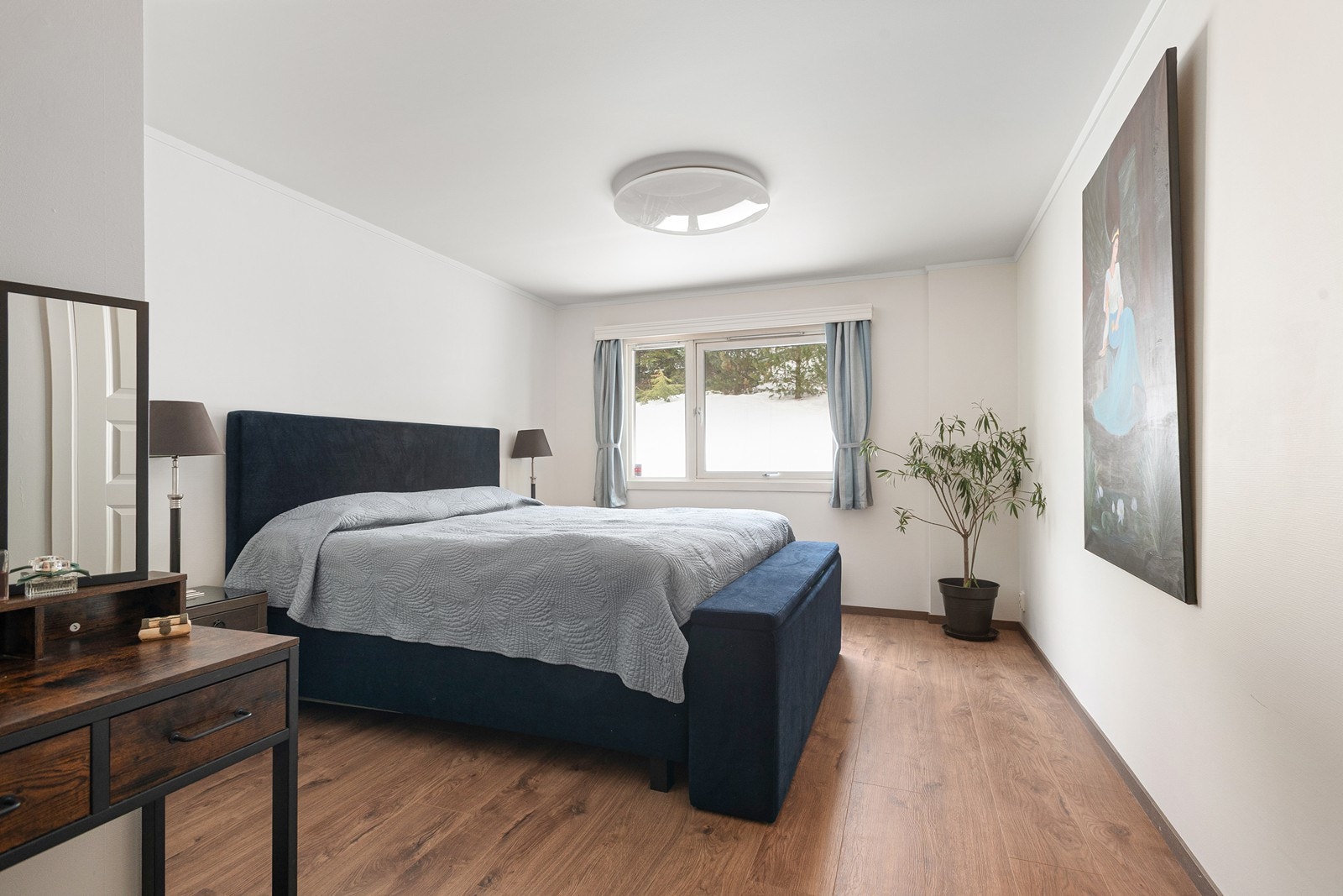 Leiligheten inneholder tre romslige soverom, alle pusset opp i 2023 og gjennomført i samme uttrykk som resten av leiligheten Galleribilde