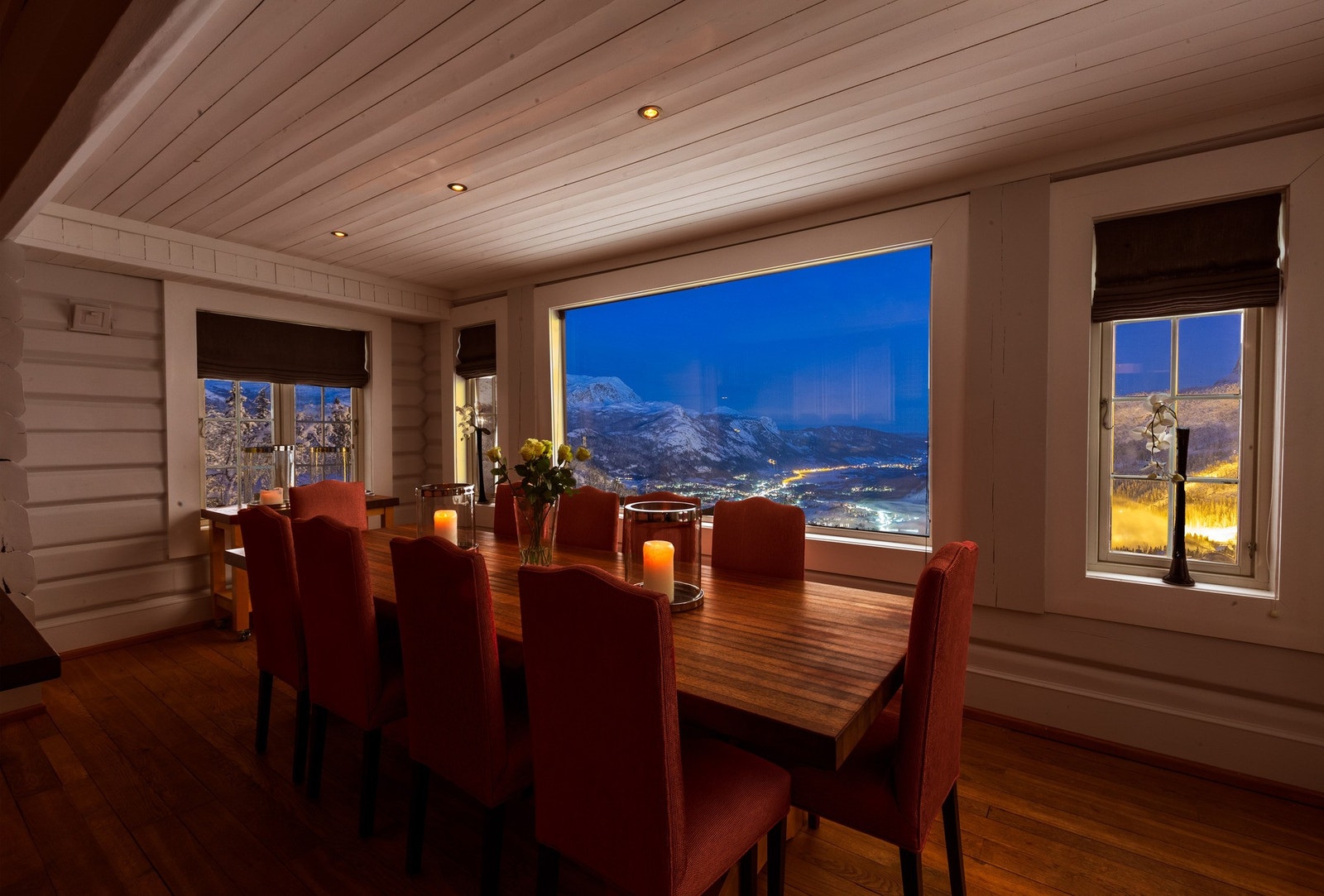 Utsikten er upåklagelig også nedover dalen og mot fjellene i øst. Galleribilde