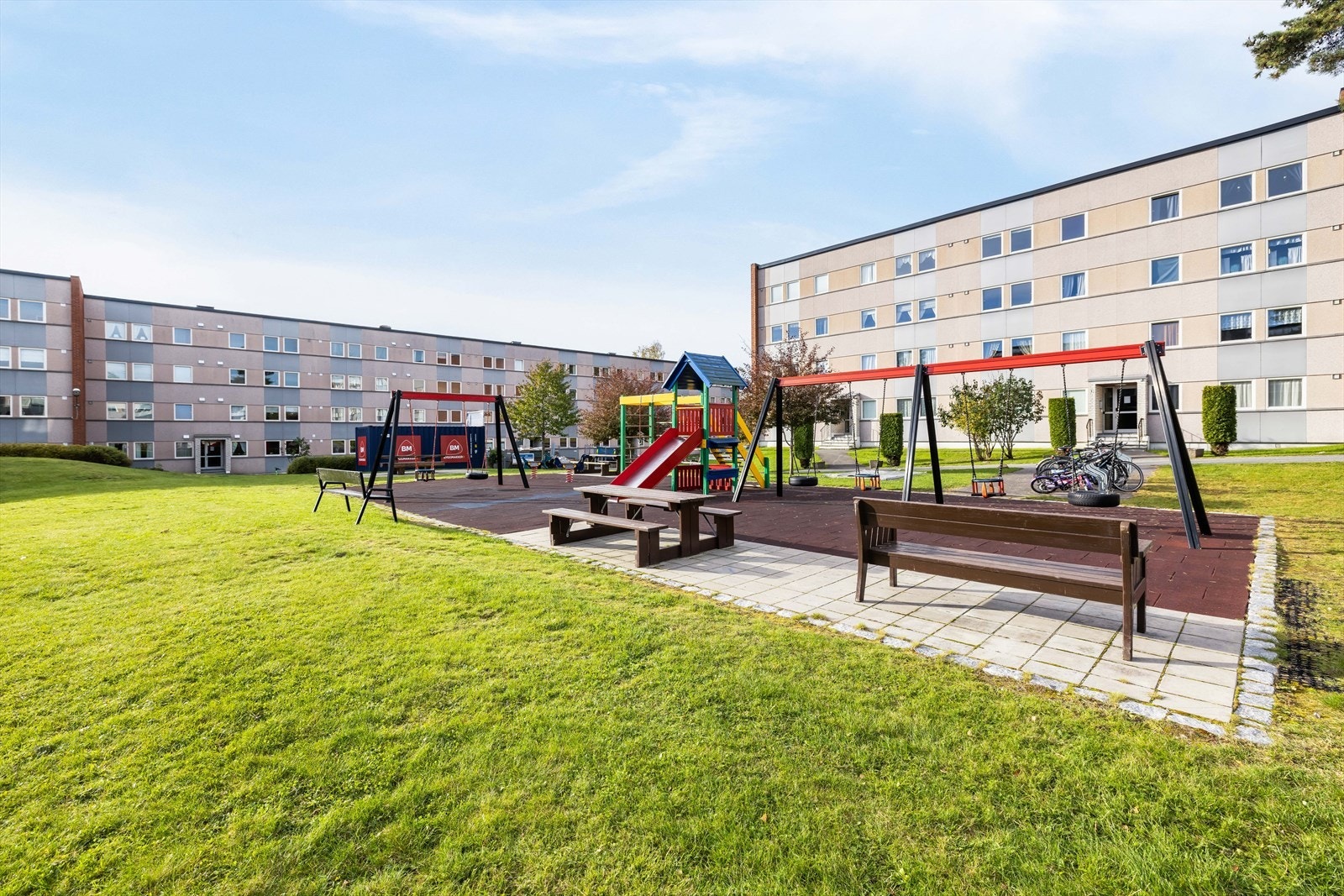 Tomten fremstår som godt holdt, og mellom bebyggelsen er det bebyggelsen er det opparbeidet et hyggelig tun med stor gressplen og hyggelige uteplasser til felles bruk. Her finnes det også lekeplass med diverse lekeapparater. Galleribilde