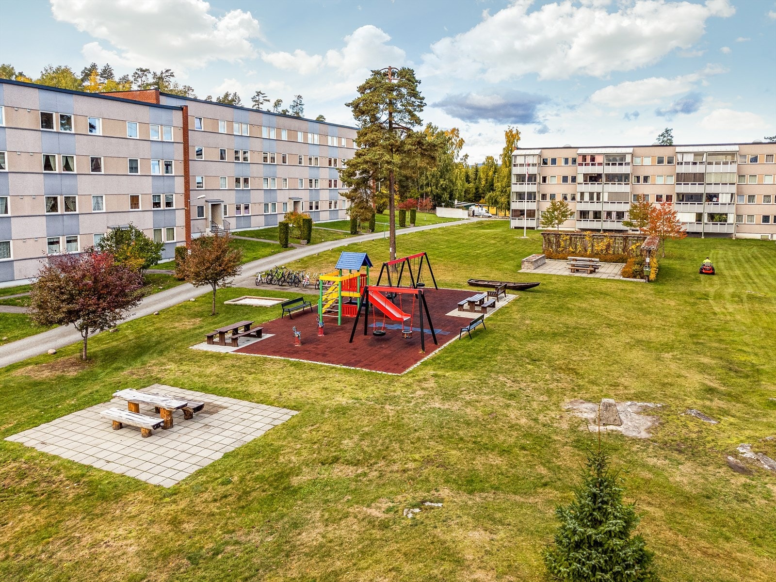 Nærområdet har et stort nettverk av gangveier, med kort og trygg gangavstand til barnehager, barneskole og ungdomsskole. Galleribilde