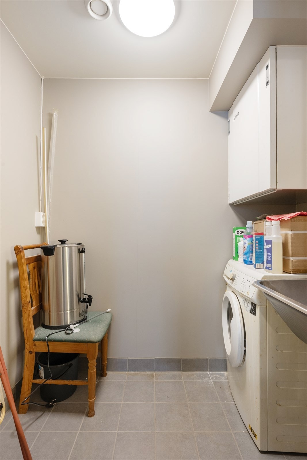 Eget, praktisk vaskerom tilliggende kjøkken, pusset opp i regi av borettslaget i 2024. Vaskerommet har varmekabler i gulv og vaskekum i rustfritt stål. Galleribilde