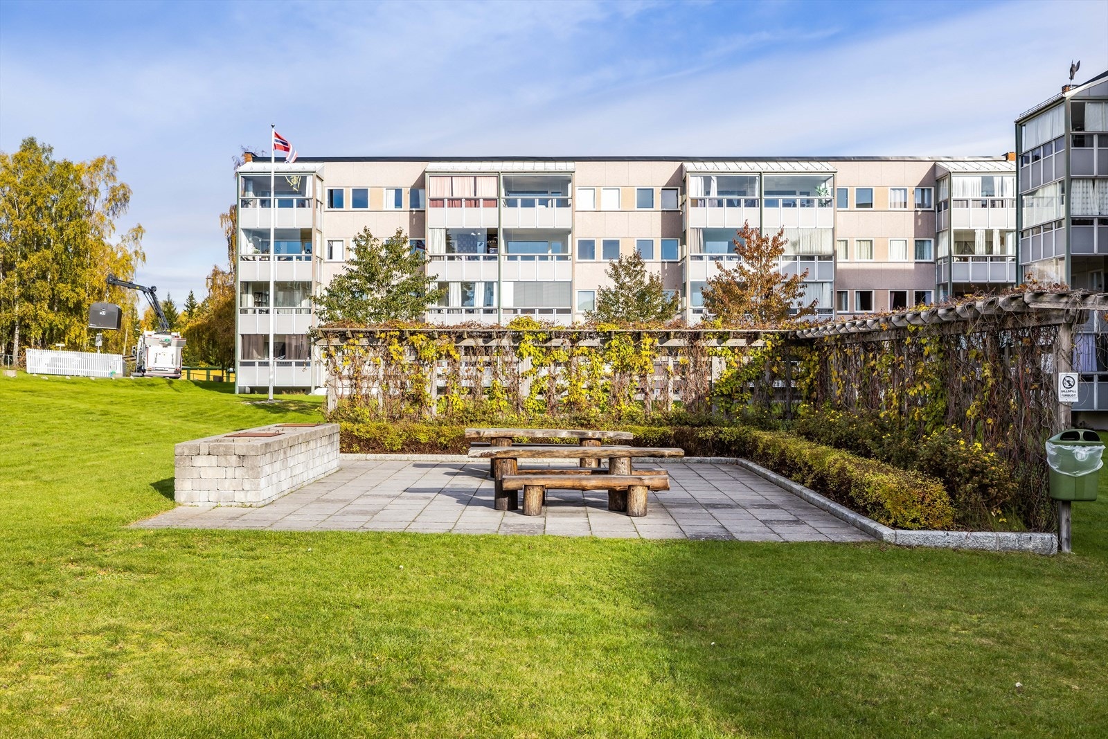 Tomten er pent opparbeidet med store, fine grøntarealer og diverse beplantning. Galleribilde