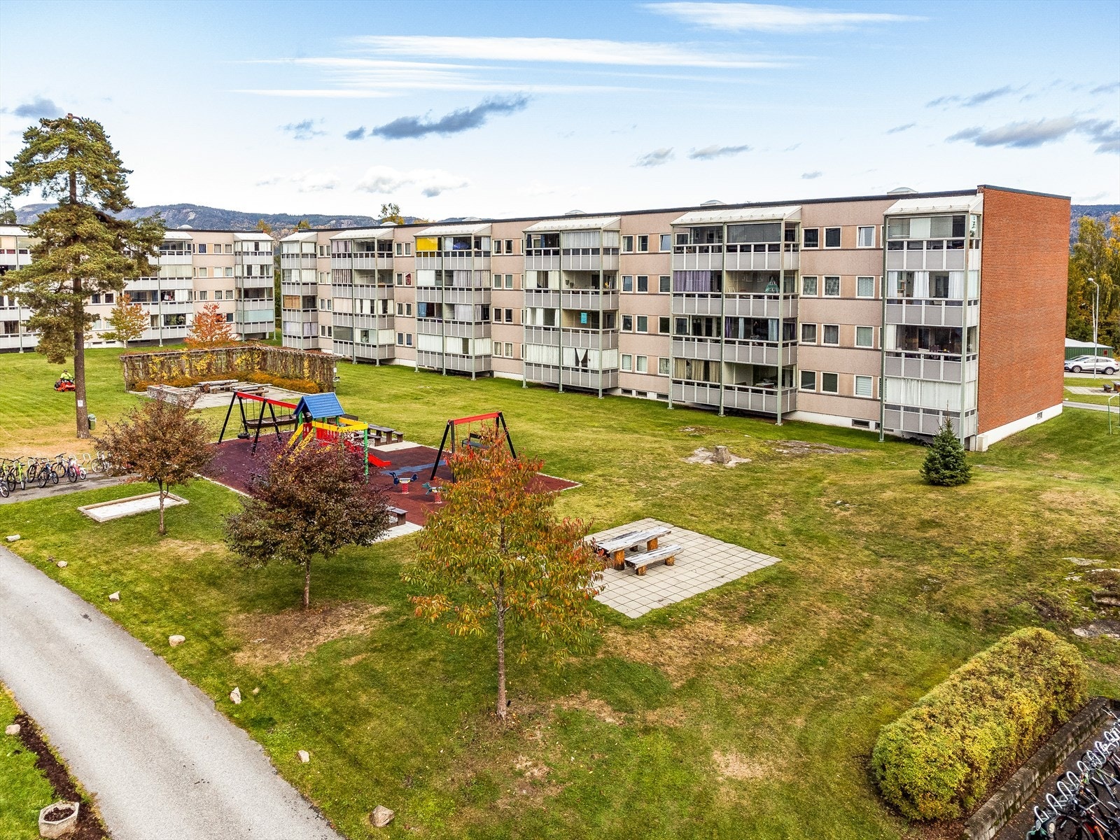 2-roms leilighet med sentral beliggenhet, i et hyggelig og godt etablert boligområde på Gulset. Leiligheten ligger fint til i 2. etasje, med god planløsning og innglasset balkong. Galleribilde