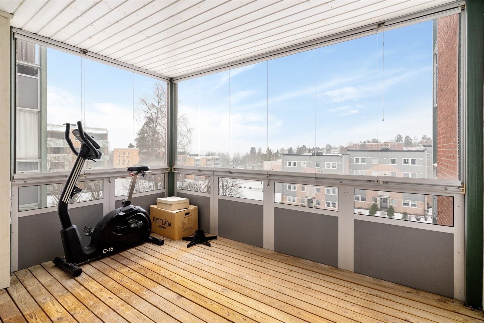 Fra stuen er det utgang til en flott og innglasset balkong mot sydøst. Her er det god plass til utemøblement og hyggelig utsyn! Galleribilde